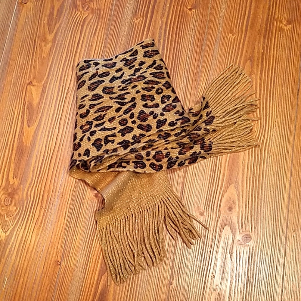 NWOT Reversible Leopard/ Glitter Scarf